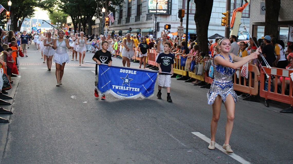 Equipos desfilan previo al arranque de la Serie Mundial LL