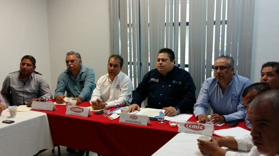 Presentan Plan de Obras Estatales a constructores