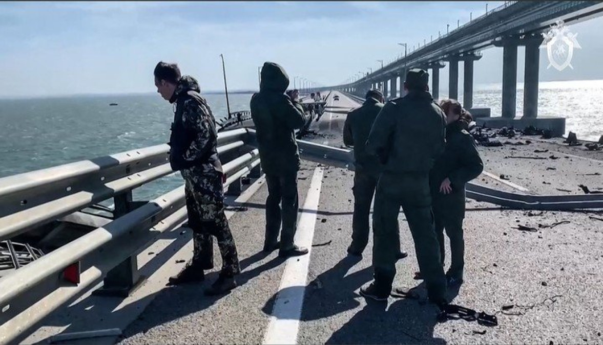 Tres muertos por la explosión de un camión bomba en el puente de Crimea