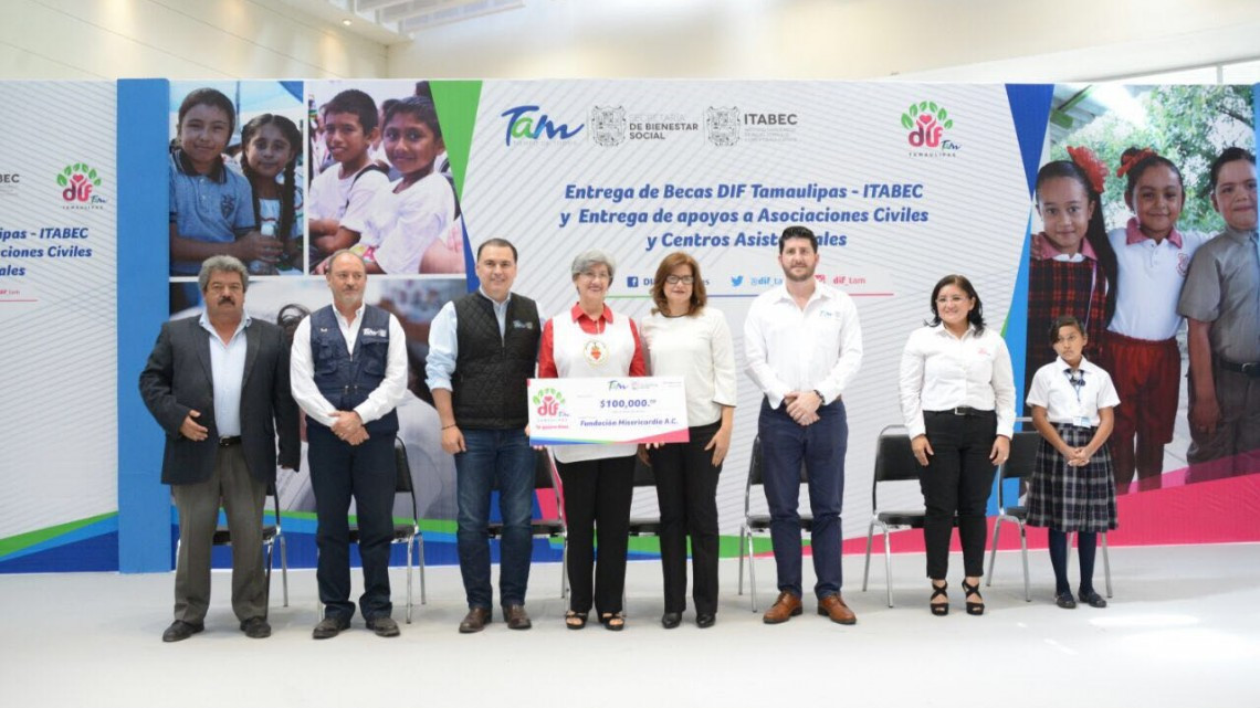 DIF Tamaulipas entrega becas y apoyos