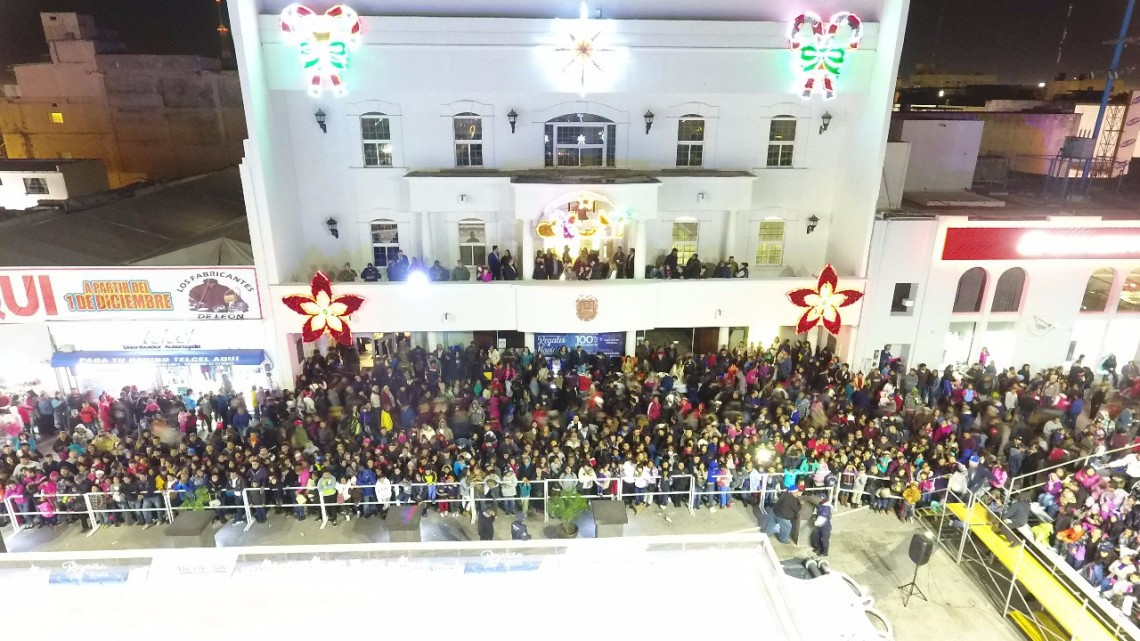 Niños encienden junto con alcaldesa Pino Navideño
