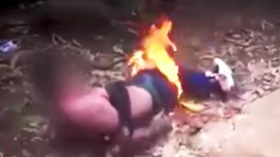 Ciudadanos prenden fuego en testículos a supuesto violador 