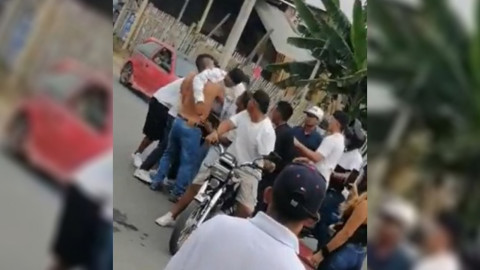 Jóvenes sacan el cadáver de su amigo de ataúd y lo pasean en antes de enterrarlo