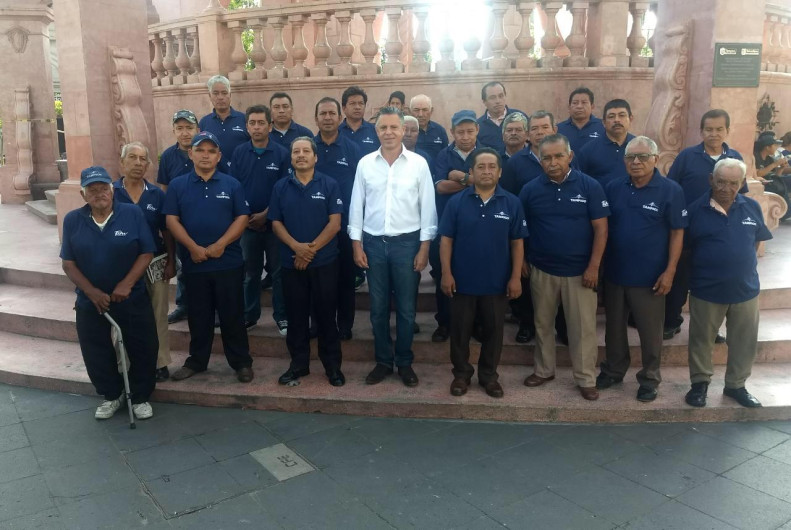 Entregan uniformes a boleros de Tampico