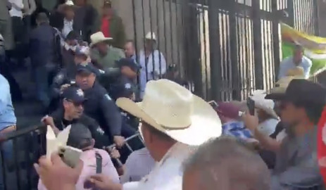 Agricultores protestan en Segob; exigen precio justo para el maíz