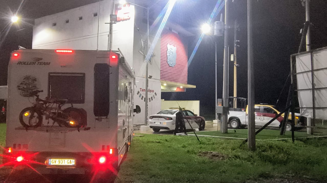 Turistas franceses recorren Tamaulipas en casa rodante y reciben apoyo de la Guardia Estatal