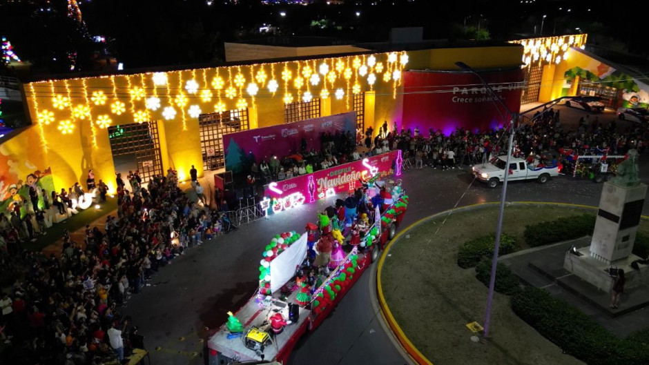 La magia de la navidad ilumina las calles de Nuevo Laredo con tradicional desfile navideño