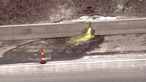 Se filtra líquido verde de interestatal 696 en Detroit
