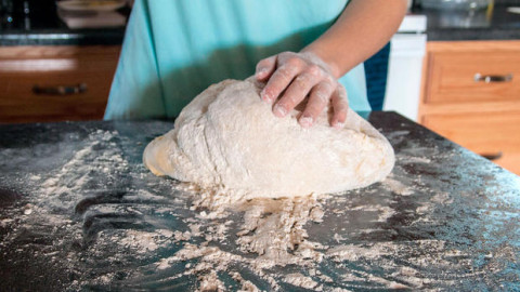 ¿Un panecito? Mujer graba tutorial para hacer pan pero no termina como lo esperaba
