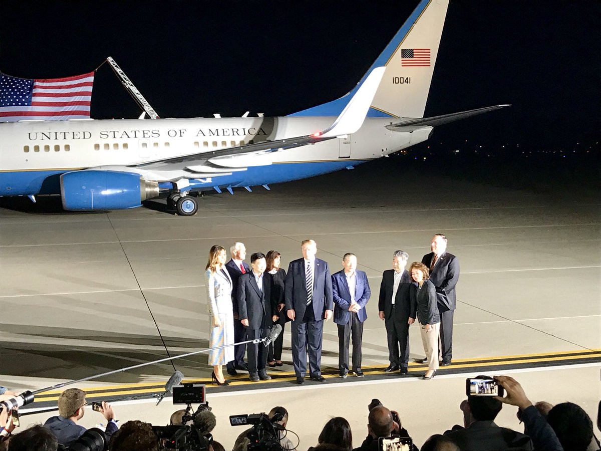 Trump recibe a los tres estadounidenses liberados por Corea del Norte