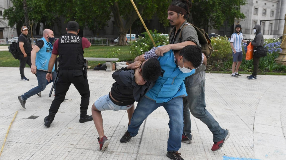 Miles de personas dan último adiós a Maradona en la Casa Rosada en Argentina