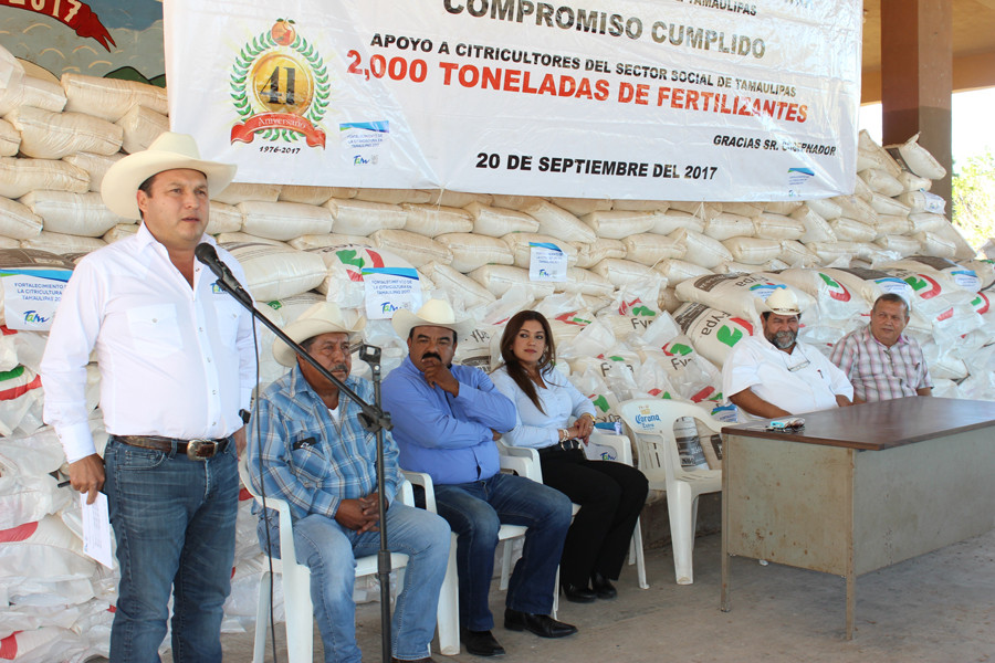 Entregan fertilizante granulado a citricultores de Padilla e Hidalgo