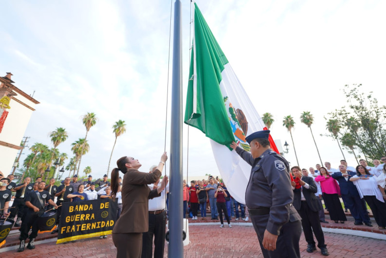 Conmemoran 214 años del inicio de la independencia de México con honores y ofrenda floral