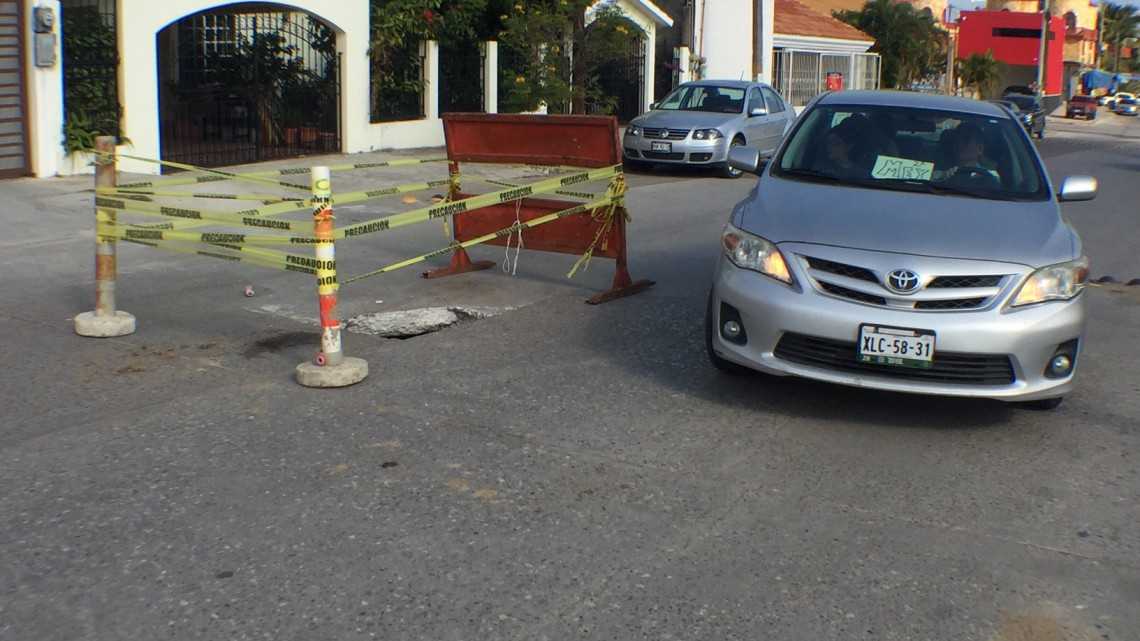 A punto de colapsar parte del concreto de la calle Oaxaca en la Unidad Nacional