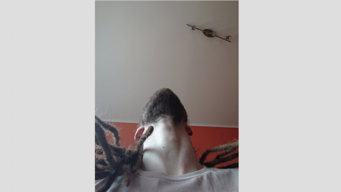 Perturbadoras imágenes de hombres barbudos mirando hacia arriba