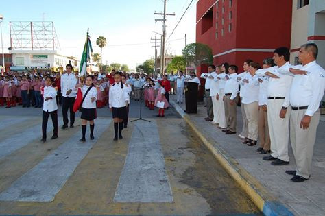 Realizan honores a la bandera