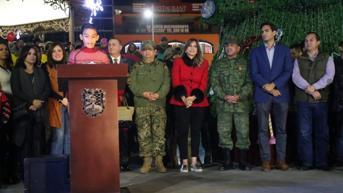 Niños encienden junto con alcaldesa Pino Navideño