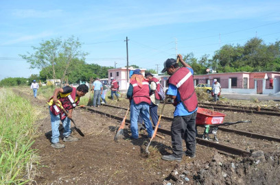 Instruye alcalde Mario López limpieza de área para creación del parque lineal del ferrocarril