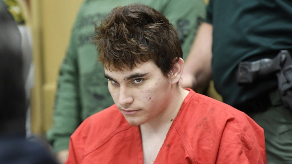 Suman cargos contra Nikolas Cruz por atacar a custodio