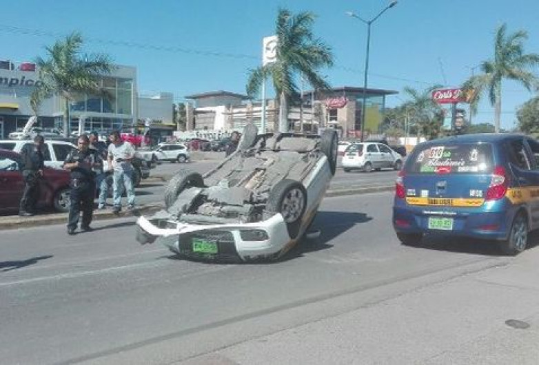 Taxista queda volcado por ir a exceso de velocidad 