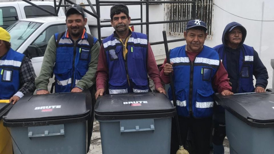 Reciben equipo trabajadores municipales de limpieza