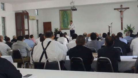Sacerdotes de 8 municipios se reúnen con Cabeza de Vaca 