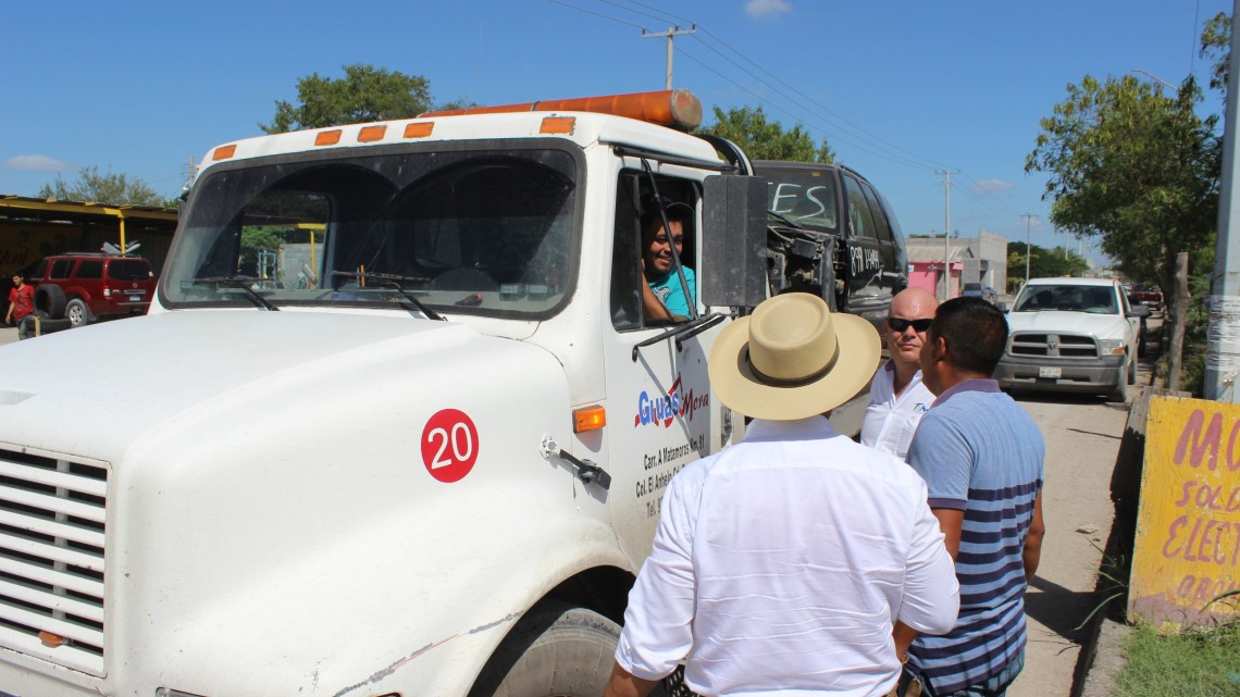 Retiran vehículos desmantelados por invadir vía pública