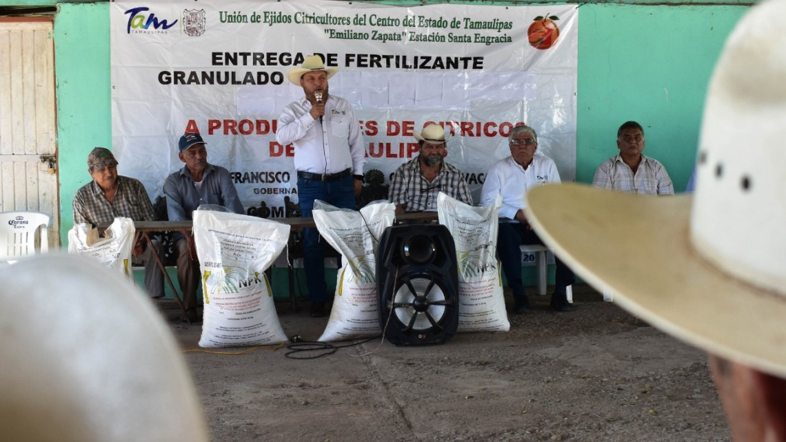Gobierno continúa entregando fertilizante a citricultores del centro del estado