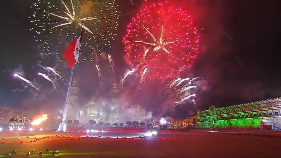 Celebran grito de independencia ante un Zócalo vacío