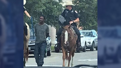 Policías atan a un preso y lo llevan por las calles de Texas