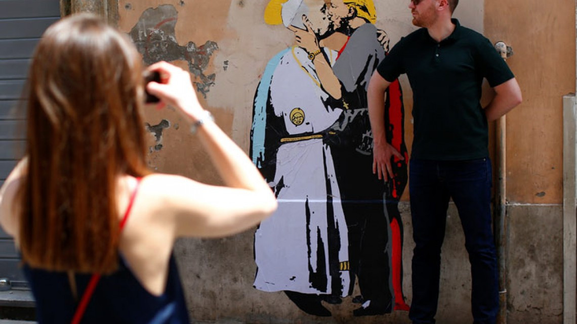 Pintan a Trump y al papa Francisco dándose un beso en Roma 