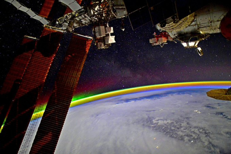 Astronauta fotografía arcoíris desde el espacio