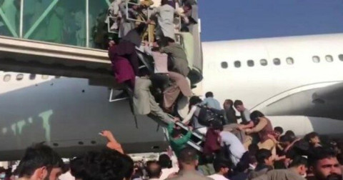 Tras toma de Afganistán por talibanes, se desata el caos en el aeropuerto de Kabul