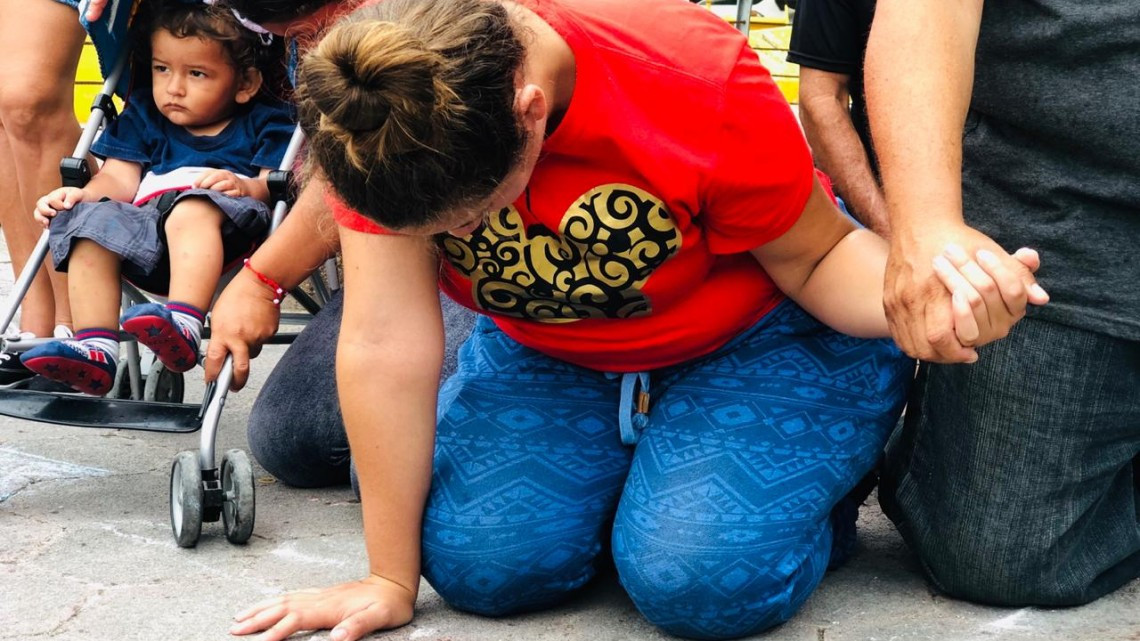 Claman migrantes pidiendo ayuda divina para llegar a EU 