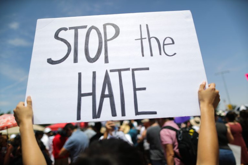 Mujer realiza ataque racista a familia latinoamericana en EU
