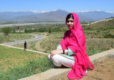 Malala regresa a su pueblo natal en Afganistán 13 años después de ser atacada