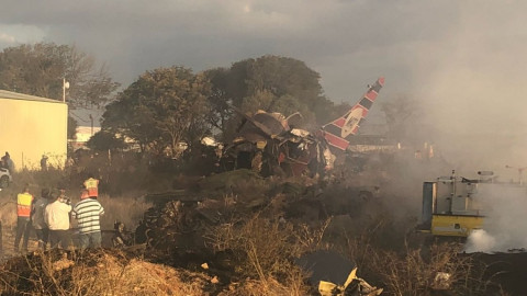Se estrella un avión en la capital de Sudáfrica