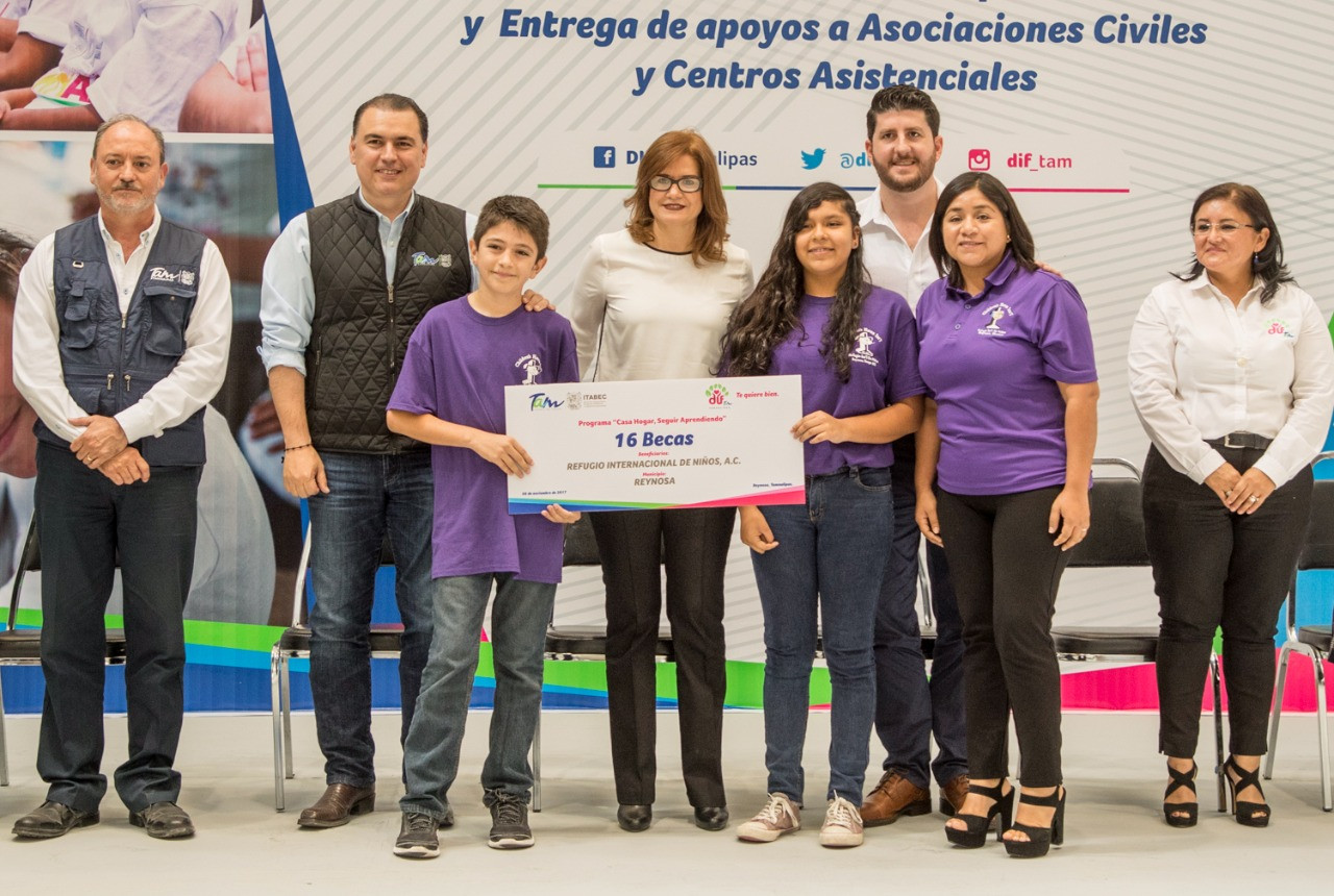 DIF Tamaulipas entrega becas y apoyos