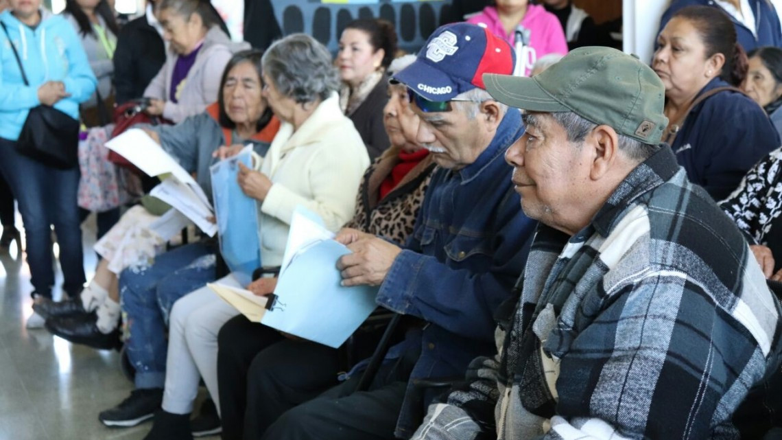 Hace entrega Gobierno de apoyos a adultos mayores