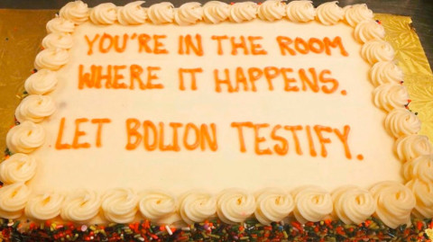 Con pasteles piden a Senadores Republicanos que Bolton testifique en el juicio político