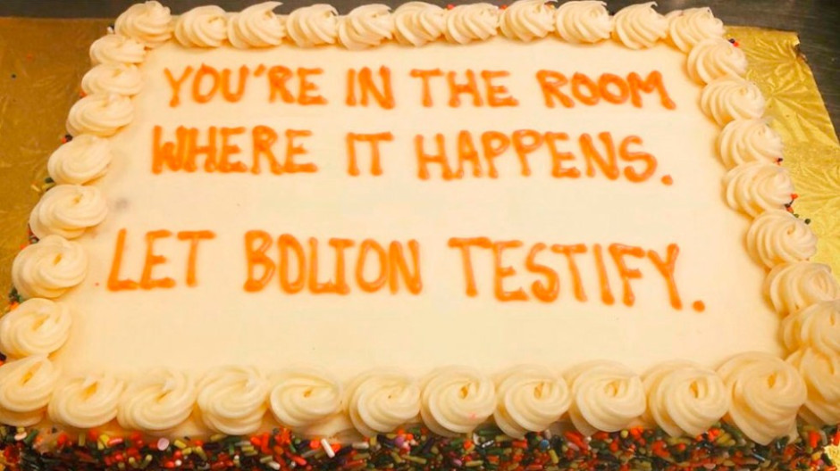 Con pasteles piden a Senadores Republicanos que Bolton testifique en el juicio político