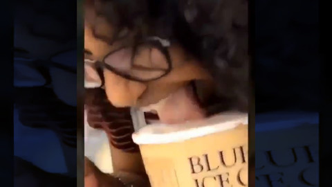 Mujer lame un helado en supermercado y lo devuelve