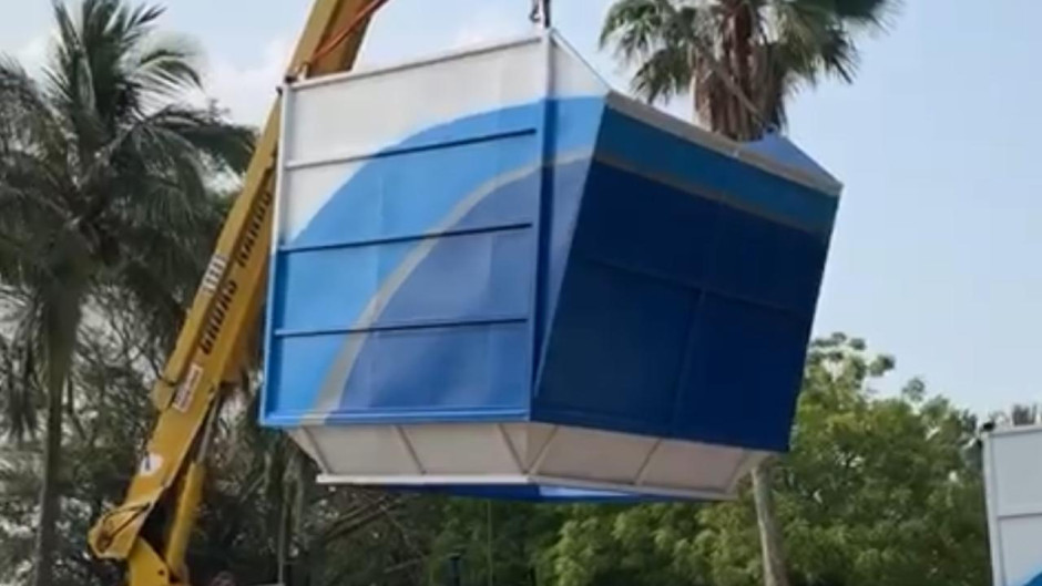 Trasladan pesada estructura de servicios públicos 