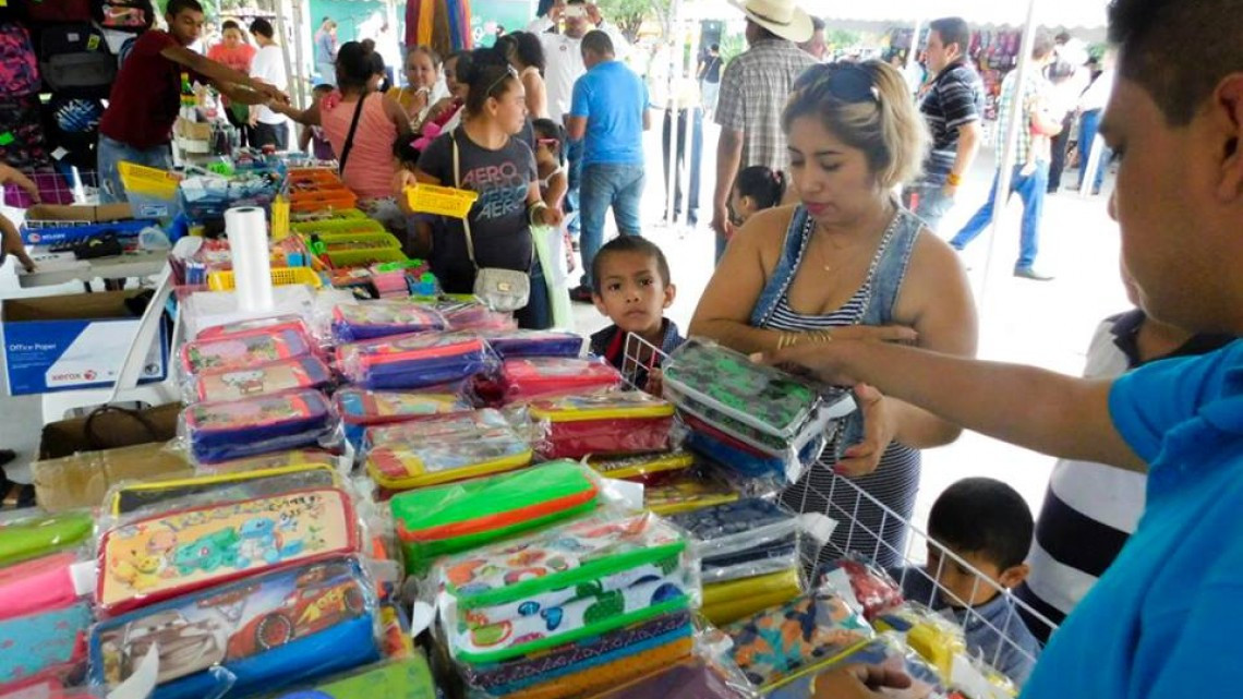 Realizan con éxito "Feria del Regreso a Clases"