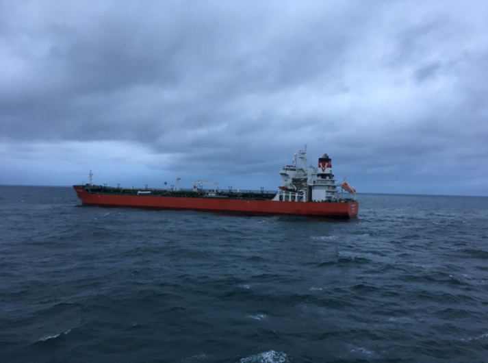 Buque cisterna con 38 mil toneladas de petróleo choca