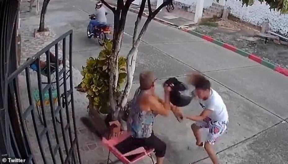 Anciana da paliza a ladrón que le intentó robar su celular