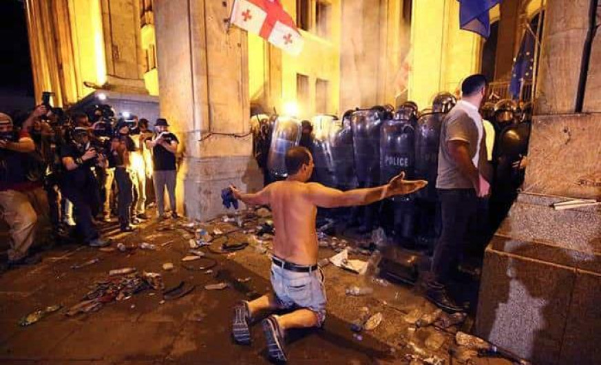 Disturbios y enfrentamientos dejan decenas de heridos en Georgia