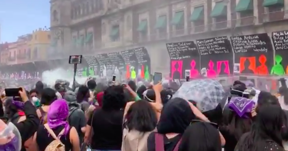 Feministas logran tirar "Muro de la Paz" frente al Palacio Nacional durante Marcha por 8M
