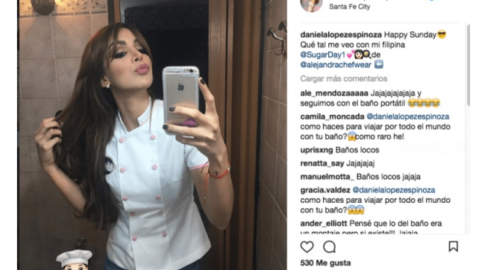 La hacen viral por viajar en su baño por el mundo