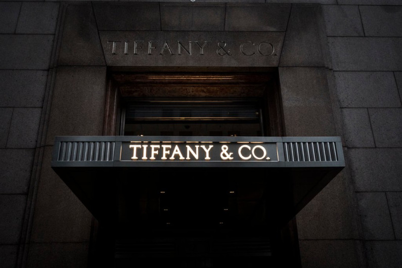 Luis Vuitton a nada de comprar Tiffany por acuerdo de 16,300 mdd